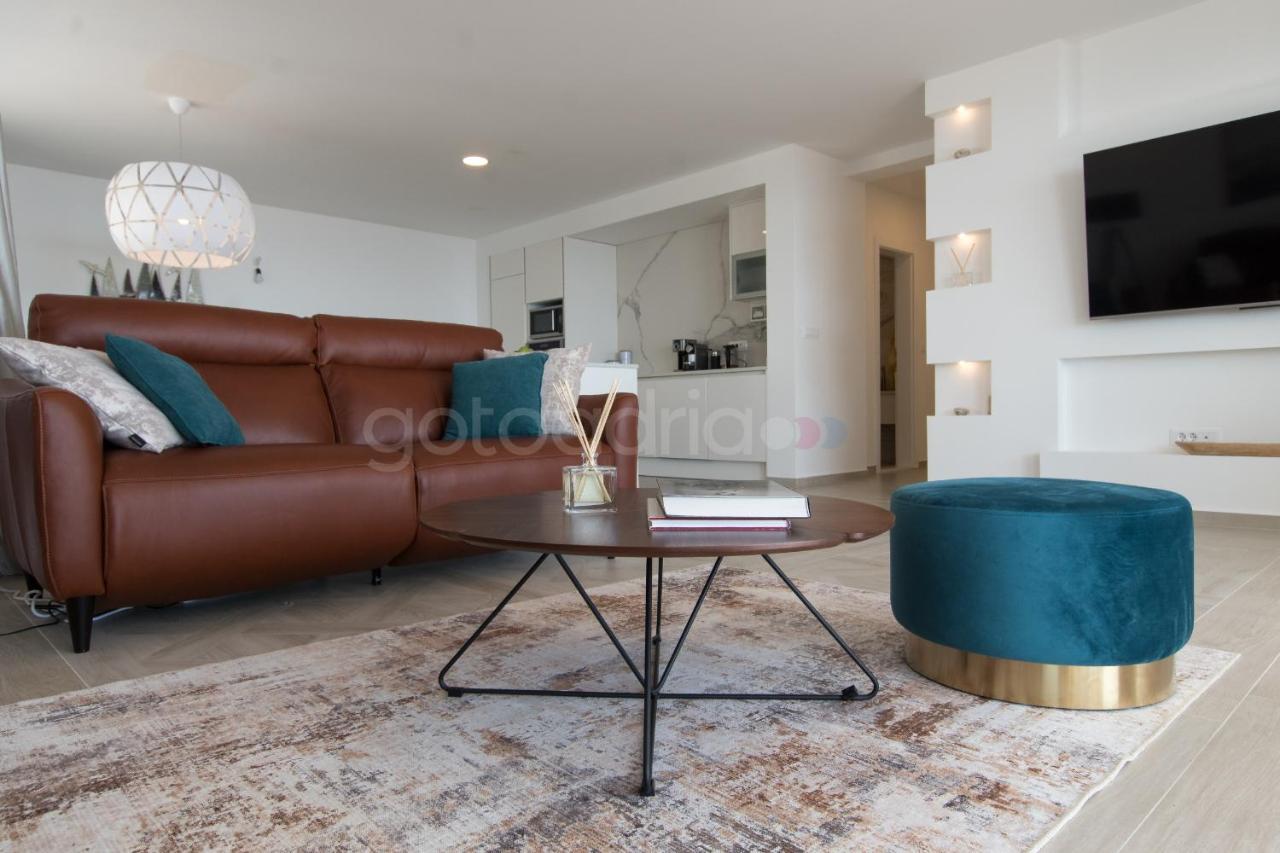 Villa Smaragd - Opal - Luxury Apt With Shared Pool And Private Hot Tub Makarska Kültér fotó