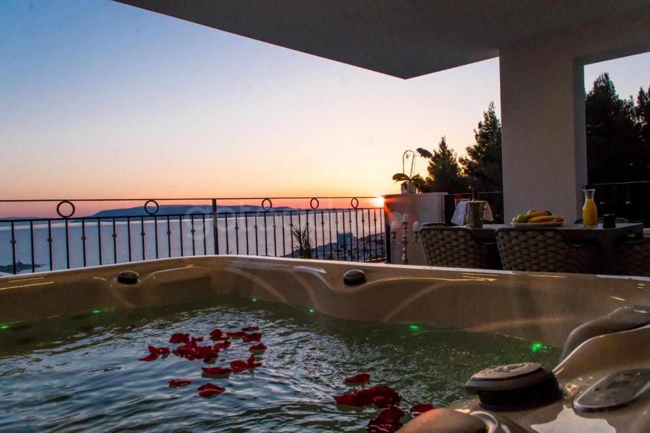 Villa Smaragd - Opal - Luxury Apt With Shared Pool And Private Hot Tub Makarska Kültér fotó