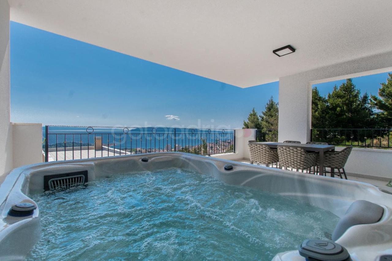 Villa Smaragd - Opal - Luxury Apt With Shared Pool And Private Hot Tub Makarska Kültér fotó