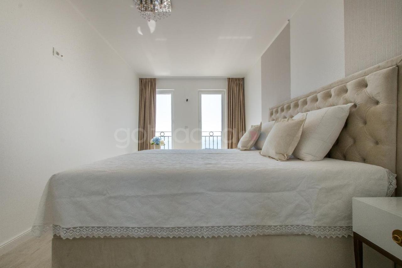 Villa Smaragd - Opal - Luxury Apt With Shared Pool And Private Hot Tub Makarska Kültér fotó
