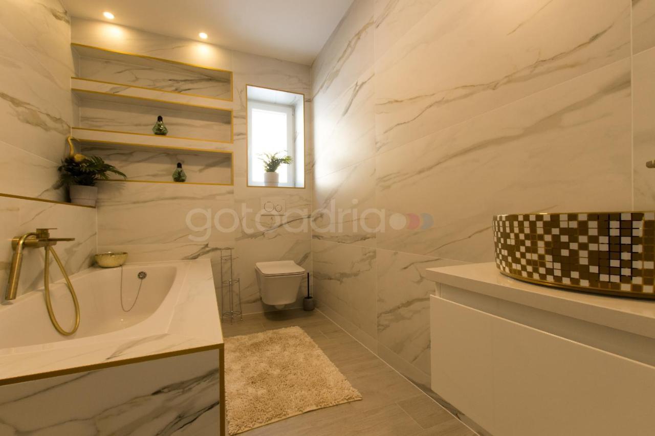 Villa Smaragd - Opal - Luxury Apt With Shared Pool And Private Hot Tub Makarska Kültér fotó