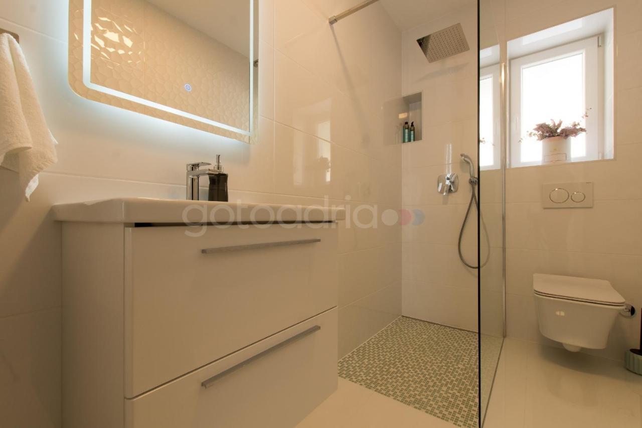 Villa Smaragd - Opal - Luxury Apt With Shared Pool And Private Hot Tub Makarska Kültér fotó