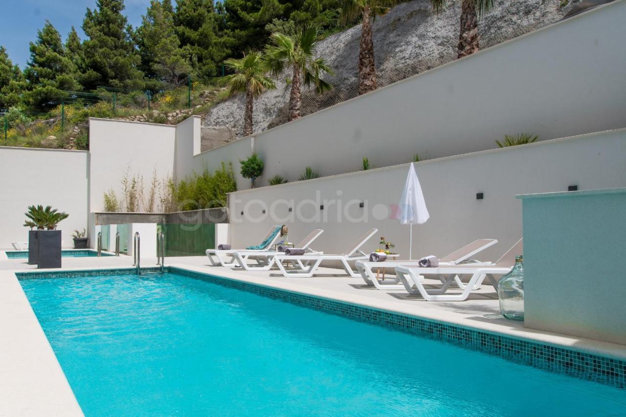 Villa Smaragd - Opal - Luxury Apt With Shared Pool And Private Hot Tub Makarska Kültér fotó