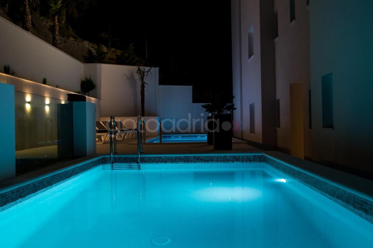 Villa Smaragd - Opal - Luxury Apt With Shared Pool And Private Hot Tub Makarska Kültér fotó